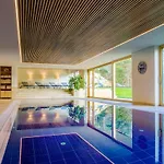 Dağ evi Design-chalet Mit Teilseeblick, Pool, & Restaurant Lochau