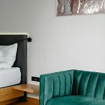 Dağ evi Design-chalet Mit Teilseeblick, Pool, & Restaurant