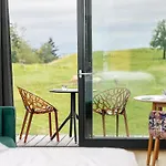 Dağ evi Design-chalet Mit Teilseeblick, Pool, & Restaurant *