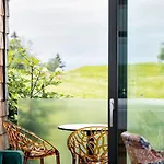 Dağ evi Design-chalet Mit Teilseeblick, Pool, & Restaurant *