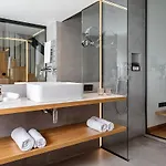 Dağ evi Design-chalet Mit Teilseeblick, Pool, & Restaurant