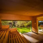 Dağ evi Design-chalet Mit Teilseeblick, Pool, & Restaurant Lochau
