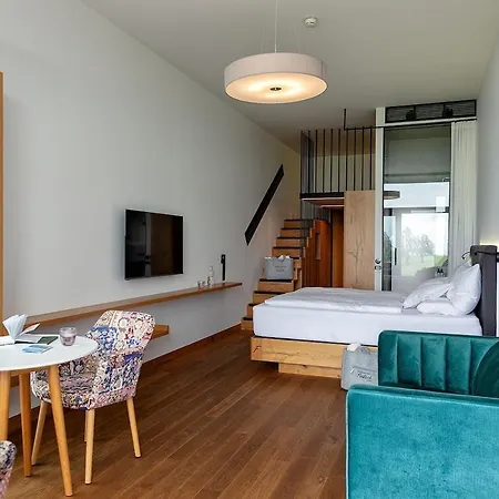 Design-chalet Mit Teilseeblick, Pool, & Restaurant בקתה לוכאו ביי ברגנץ