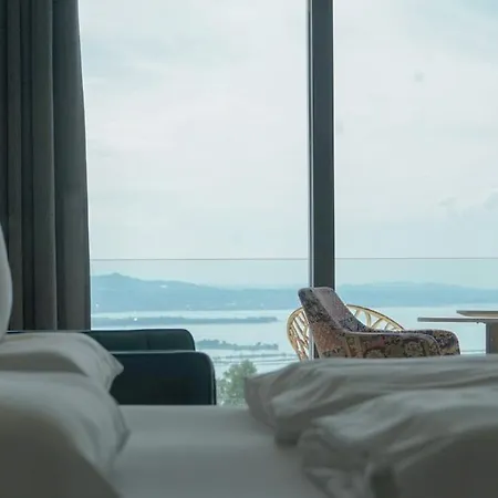 Design-chalet Mit Teilseeblick, Pool, & Restaurant Chalet