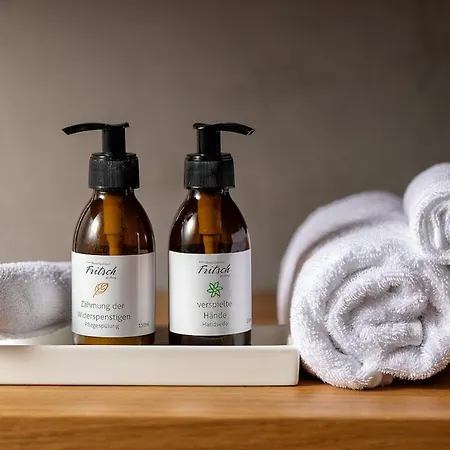 Chalet Design-chalet Mit Teilseeblick, Pool, & Restaurant