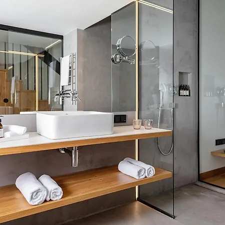 Chalet Design-chalet Mit Teilseeblick, Pool, Spa&restaurant