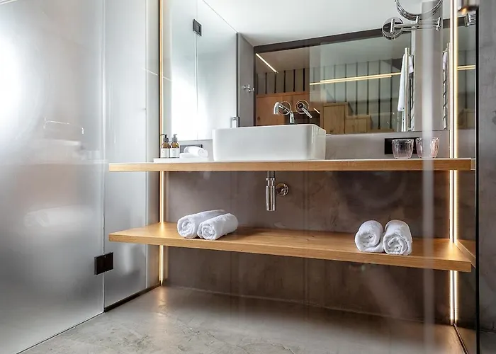 Chalet Design-chalet Mit Teilseeblick, Pool, & Restaurant Lochau